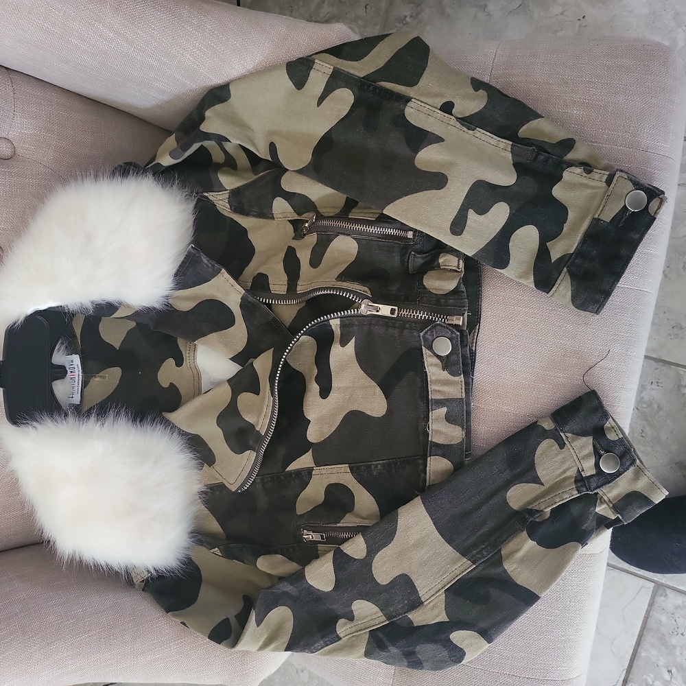 Cropped camo jacket size large with Removable Faux white collar